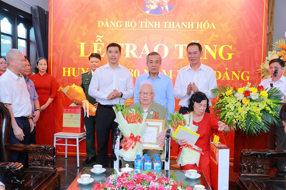 Trao Huy hiệu 80 năm tuổi Đảng cho 3 đảng viên tại Thanh Hóa - ảnh 9