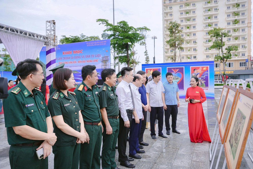Biển đảo Việt Nam hiện lên sống động qua tranh cổ động và ảnh tư liệu - ảnh 2