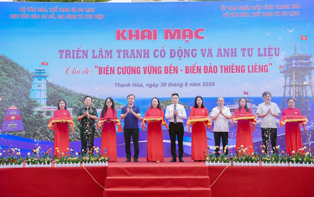 Biển đảo Việt Nam hiện lên sống động qua tranh cổ động và ảnh tư liệu - ảnh 1