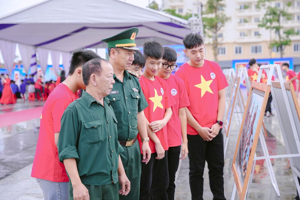 Biển đảo Việt Nam hiện lên sống động qua tranh cổ động và ảnh tư liệu - ảnh 5