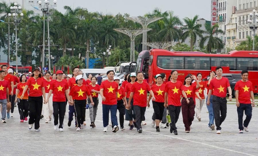 Thanh Hóa rực sắc cờ đỏ, hàng nghìn bước chân cùng Việt Nam tiến bước - ảnh 3