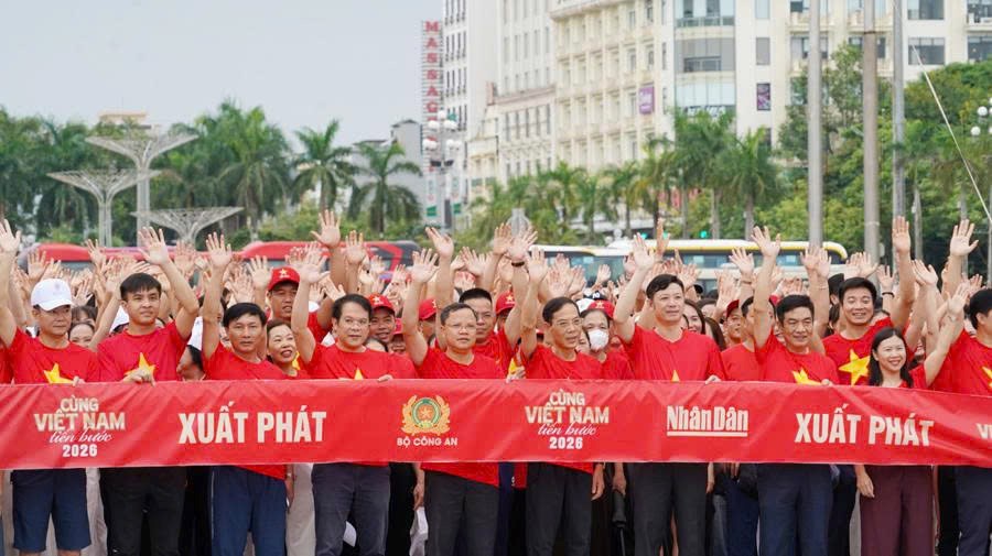 Thanh Hóa rực sắc cờ đỏ, hàng nghìn bước chân cùng Việt Nam tiến bước - ảnh 2