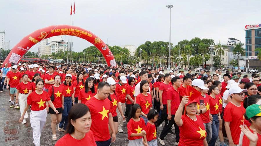 Thanh Hóa rực sắc cờ đỏ, hàng nghìn bước chân cùng Việt Nam tiến bước - ảnh 5
