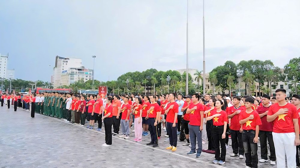 Thanh Hóa rực sắc cờ đỏ, hàng nghìn bước chân cùng Việt Nam tiến bước - ảnh 1