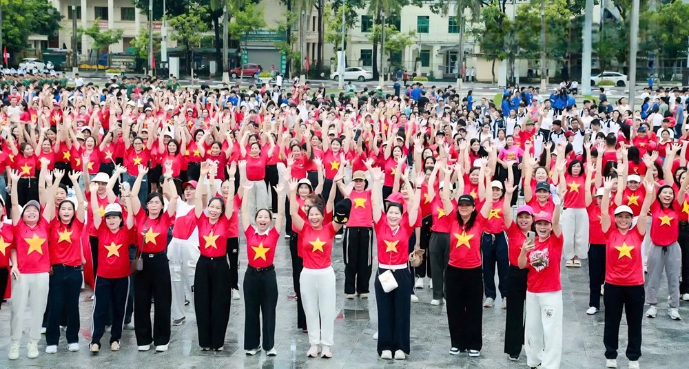 Thanh Hóa rực sắc cờ đỏ, hàng nghìn bước chân cùng Việt Nam tiến bước - ảnh 4