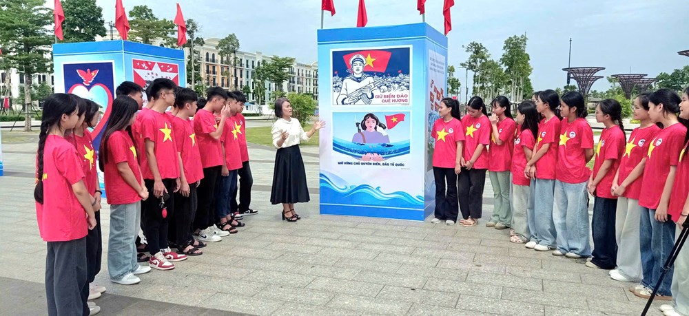 Biển đảo Việt Nam hiện lên sống động qua tranh cổ động và ảnh tư liệu - ảnh 4