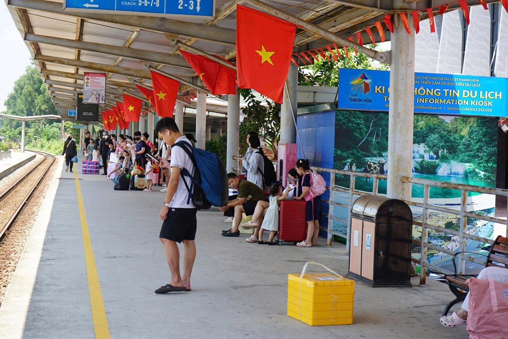 Hết kỳ nghỉ 2.9, ga Thanh Hóa nhộn nhịp hành khách lên tàu - ảnh 1