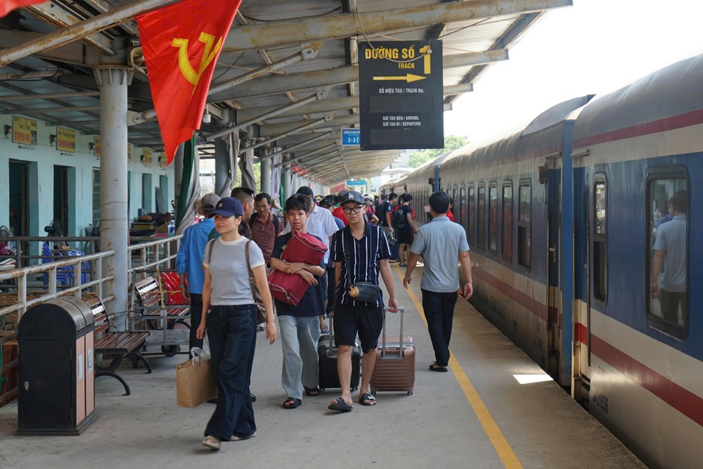 Hết kỳ nghỉ 2.9, ga Thanh Hóa nhộn nhịp hành khách lên tàu - ảnh 3