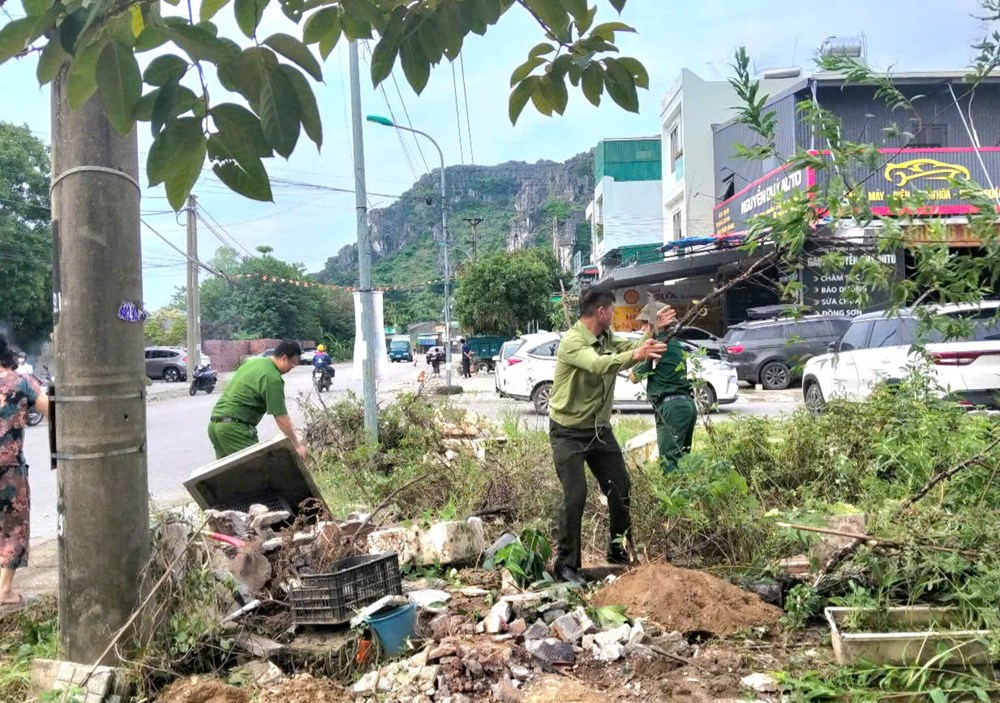 “Siêu phường” Hạc Thành huy động 13 xe cẩu lập lại trật tự đô thị - ảnh 2