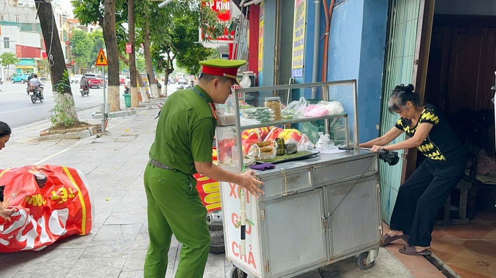 “Siêu phường” Hạc Thành huy động 13 xe cẩu lập lại trật tự đô thị - ảnh 4