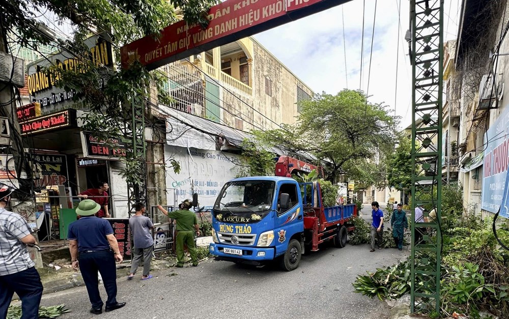 “Siêu phường” Hạc Thành huy động 13 xe cẩu lập lại trật tự đô thị - ảnh 1