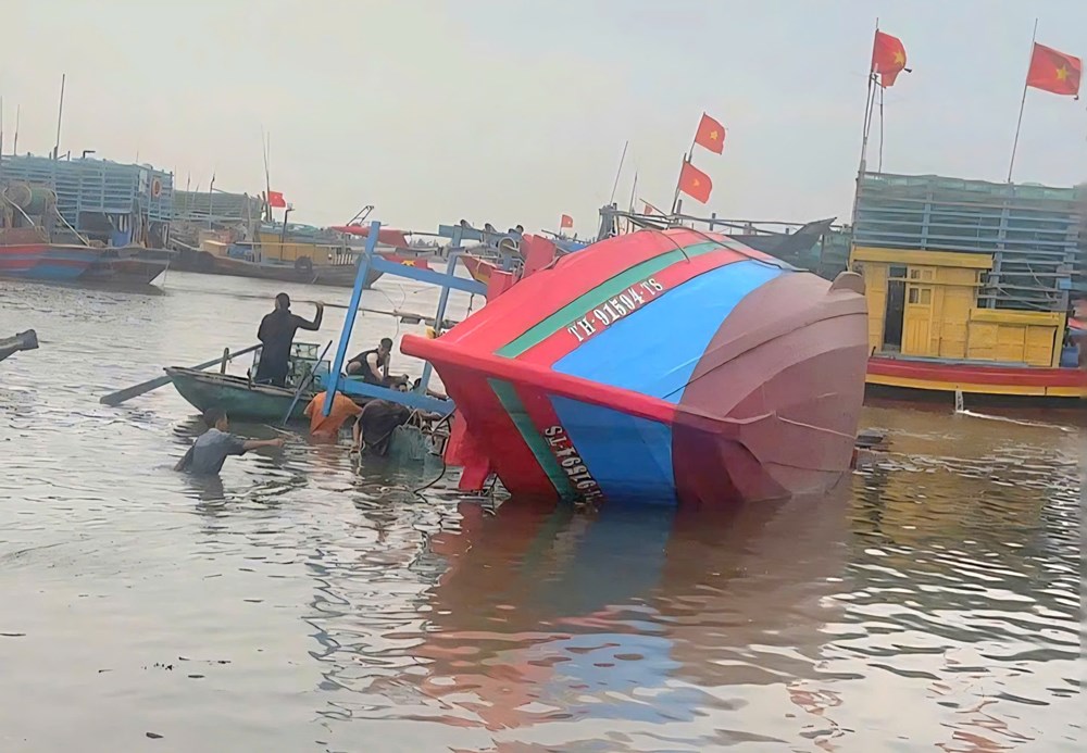 Tàu cá bất ngờ chìm khi đang neo đậu, 30 người dân cùng trục vớt - ảnh 1
