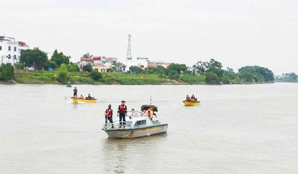 Tìm thấy thi thể thiếu tá lao xuống sông cứu người sau hơn 32 giờ mất tích - ảnh 1