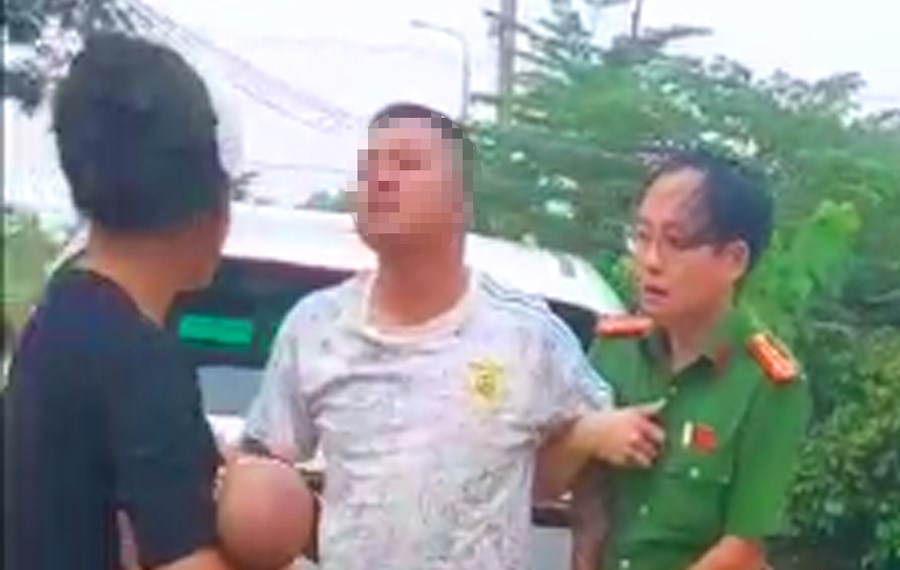 Cầm dao đuổi đánh người trên đường, nam thanh niên bị khống chế - ảnh 1