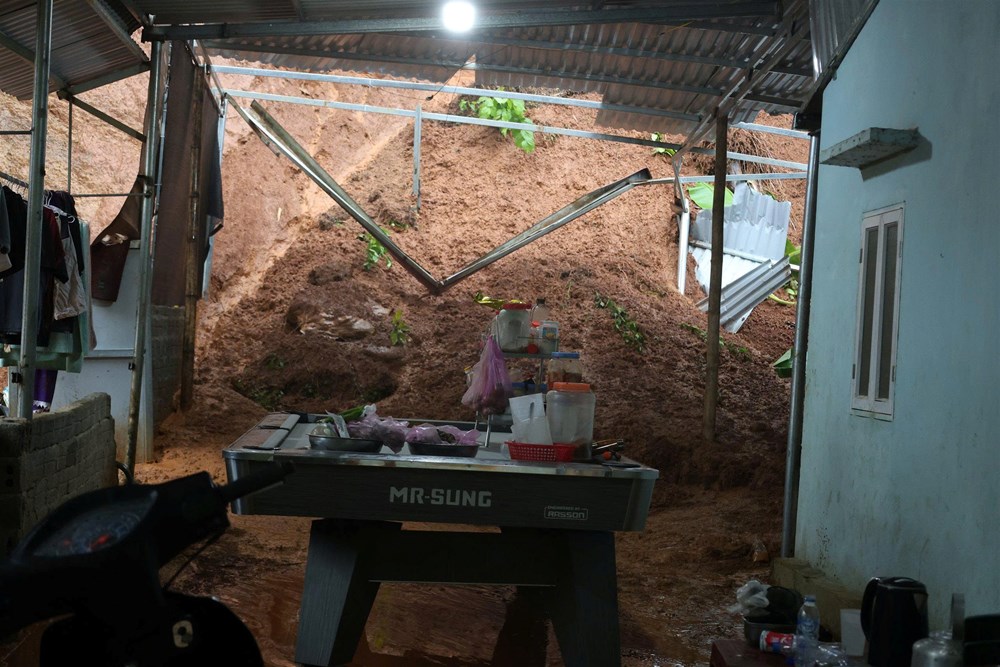 Sạt lở vùi lấp giường ngủ, một gia đình phải di dời trong đêm - ảnh 4