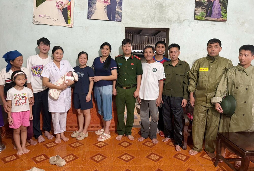 Vượt lũ đến nhà sản phụ, hỗ trợ sinh con an toàn giữa lúc đường bị chia cắt - ảnh 2