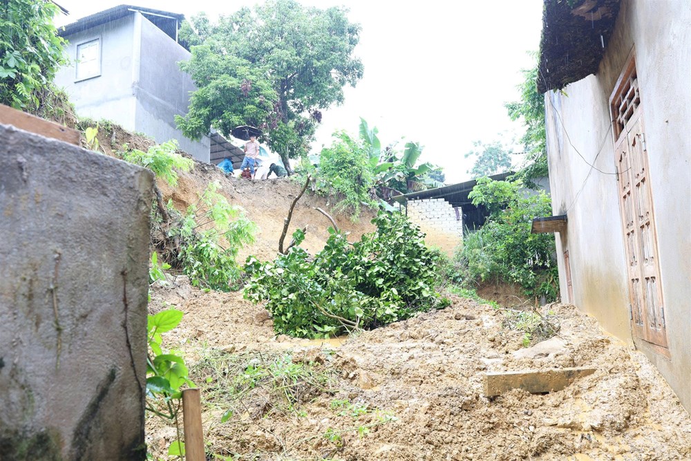 Mưa kéo dài, đất đá sạt vào nhà dân ở Thanh Hóa - ảnh 1