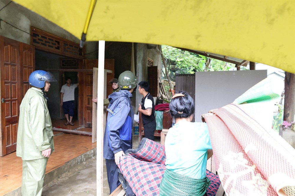 Mưa kéo dài, đất đá sạt vào nhà dân ở Thanh Hóa - ảnh 2
