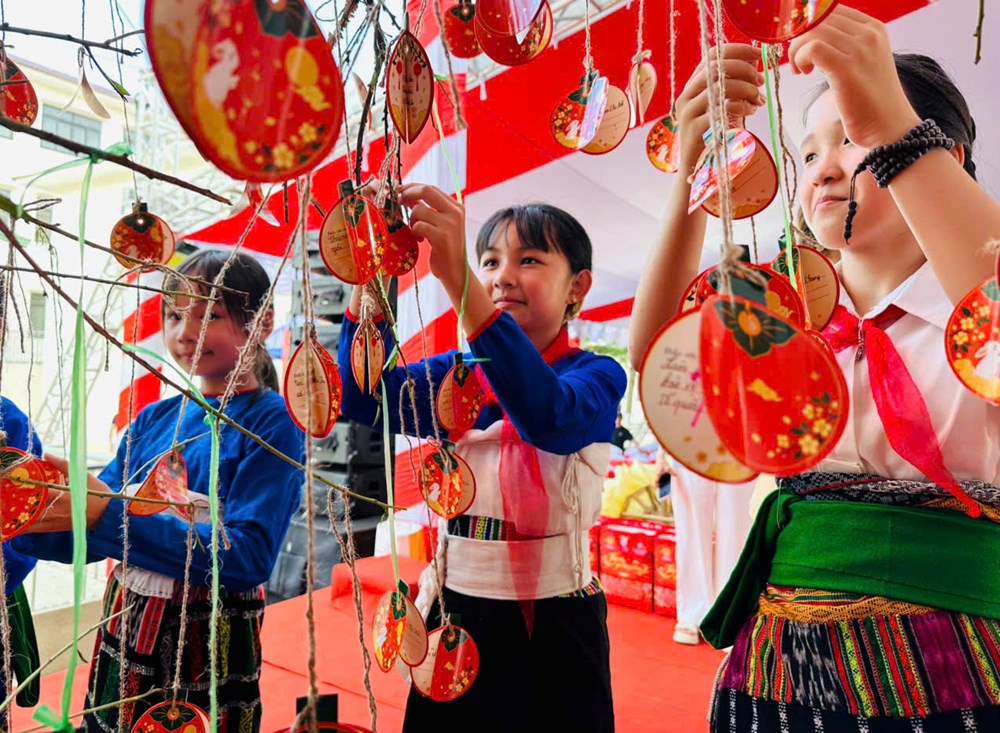 Đêm hội trăng rằm ấm áp nơi biên giới Thanh Hóa - ảnh 7