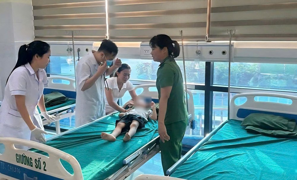 Cảnh sát cơ động kịp thời cứu bé trai 4 tuổi bị tai nạn trên Quốc lộ 1A - ảnh 2