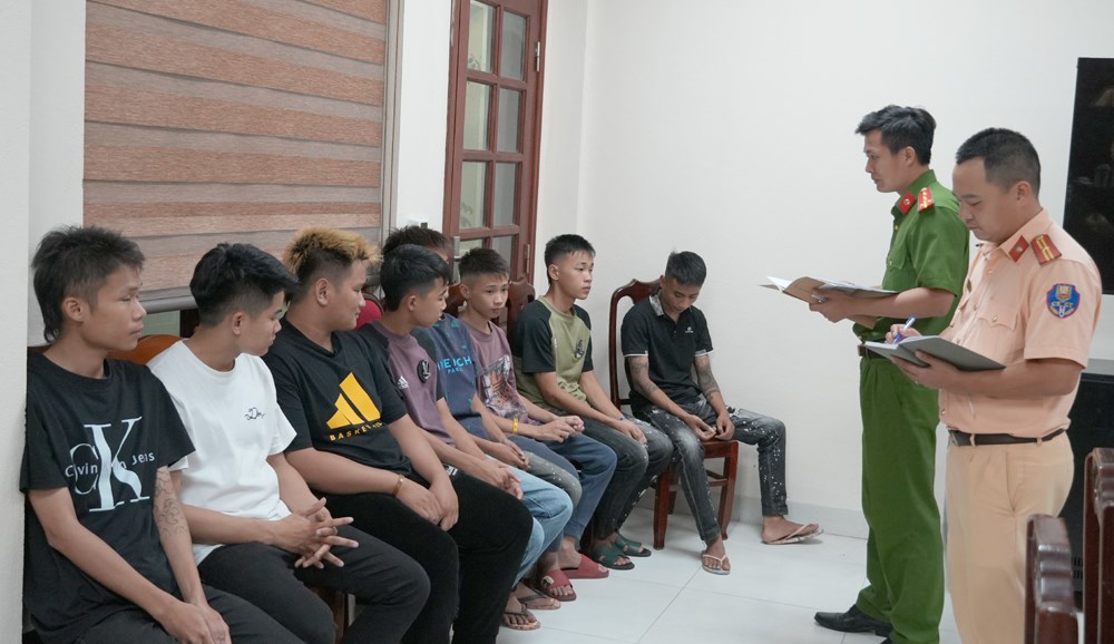 Nhóm thanh thiếu niên mang 'đinh ba' chạy xe thành đoàn lúc đêm khuya - ảnh 1