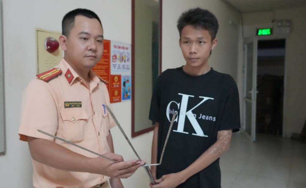 Nhóm thanh thiếu niên mang 'đinh ba' chạy xe thành đoàn lúc đêm khuya - ảnh 2
