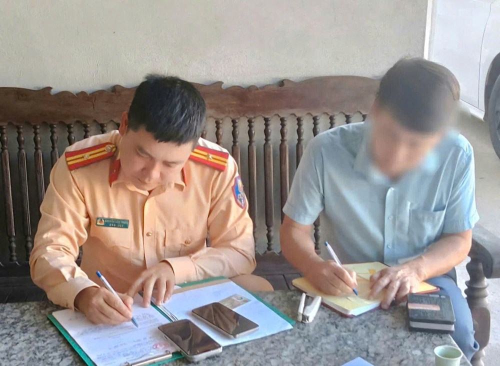 Vượt đèn đỏ, đi ngược chiều, hai tài xế ở Thanh Hóa đối diện mức phạt tới 20 triệu đồng - ảnh 1