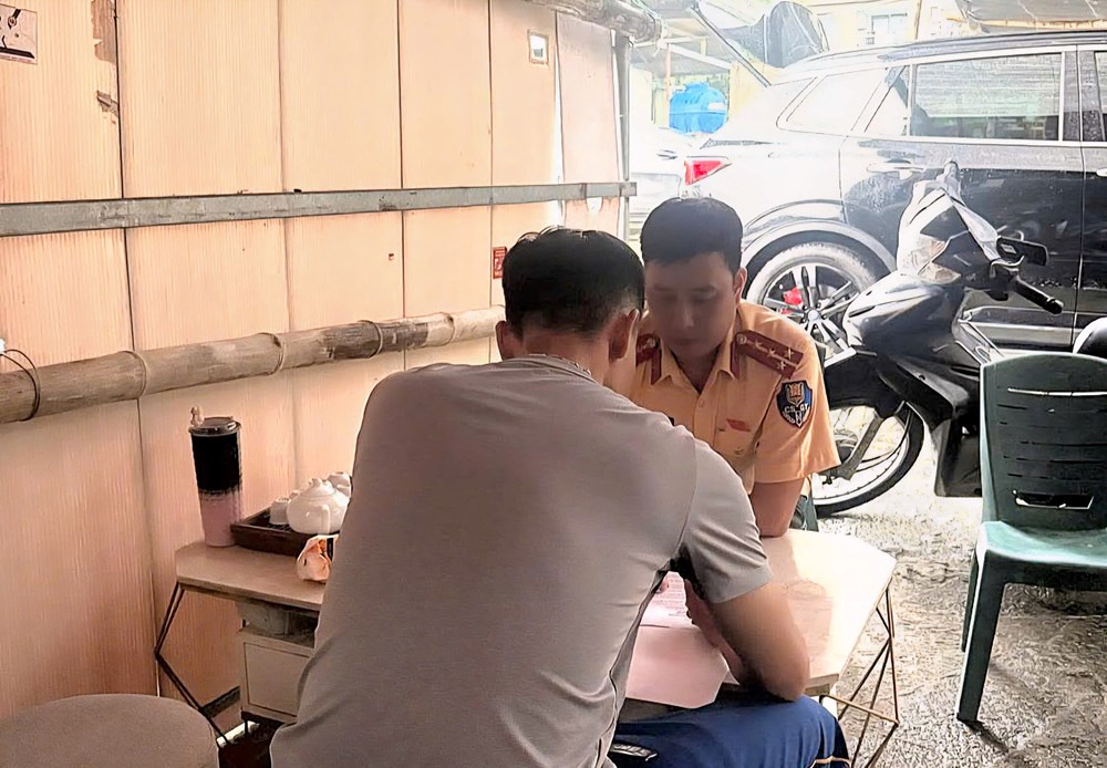 Tài xế ô tô bị phạt vì lắp thêm đèn phía sau gây chói mắt - ảnh 1