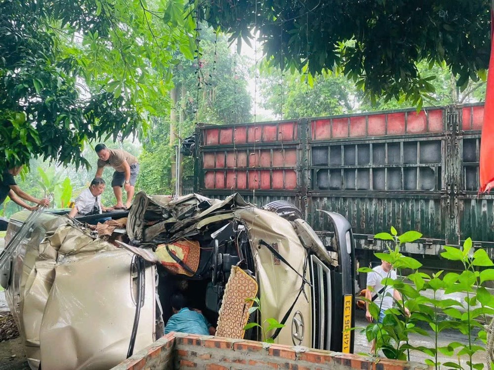 Va chạm xe đầu kéo, xe khách chở đoàn du lịch bị lật ở Tuyên Quang - ảnh 1