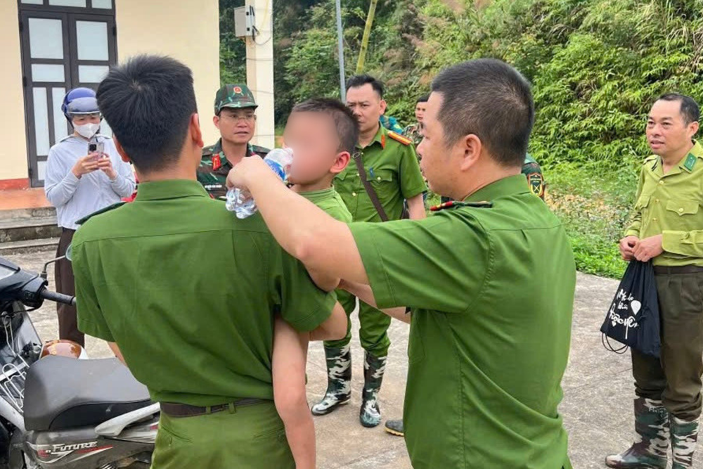 Xuyên đêm tìm kiếm bé trai 3 tuổi đi lạc ở Thái Nguyên - ảnh 2