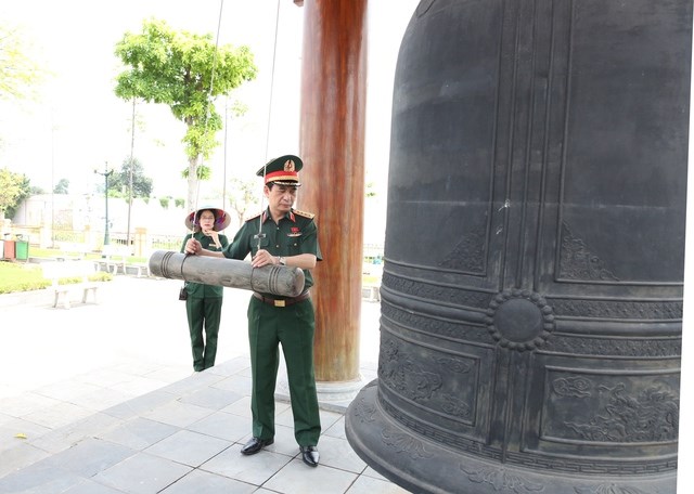 Phó Thủ tướng, Bộ trưởng Bộ Quốc phòng Phan Văn Giang dâng hương tưởng niệm các Anh hùng liệt sĩ tại Thái Nguyên - ảnh 2