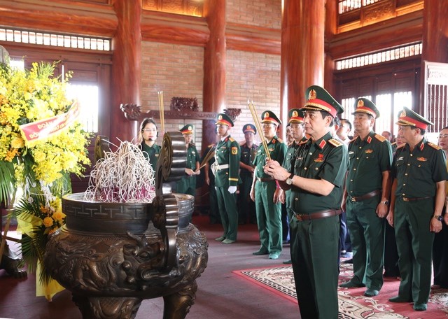 Phó Thủ tướng, Bộ trưởng Bộ Quốc phòng Phan Văn Giang dâng hương tưởng niệm các Anh hùng liệt sĩ tại Thái Nguyên - ảnh 1