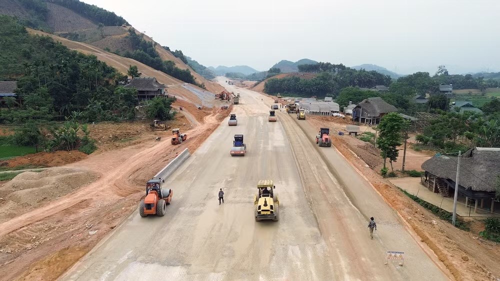 Công nhân làm xuyên lễ trên cao tốc nghìn tỉ đồng mở lối vùng cao Tuyên Quang - ảnh 3