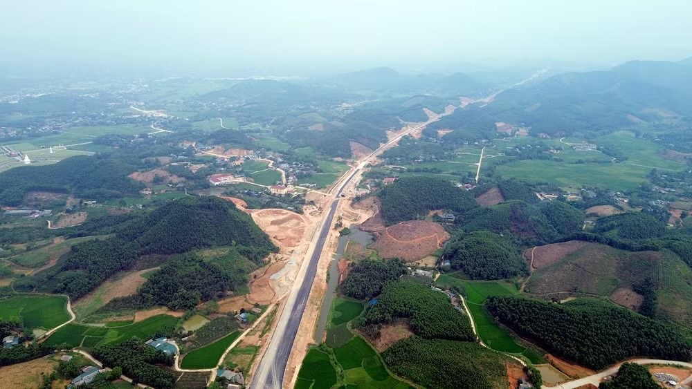 Công nhân làm xuyên lễ trên cao tốc nghìn tỉ đồng mở lối vùng cao Tuyên Quang - ảnh 1