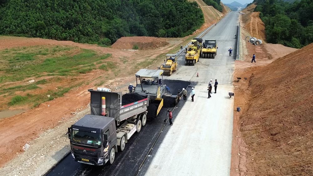 Công nhân làm xuyên lễ trên cao tốc nghìn tỉ đồng mở lối vùng cao Tuyên Quang - ảnh 2