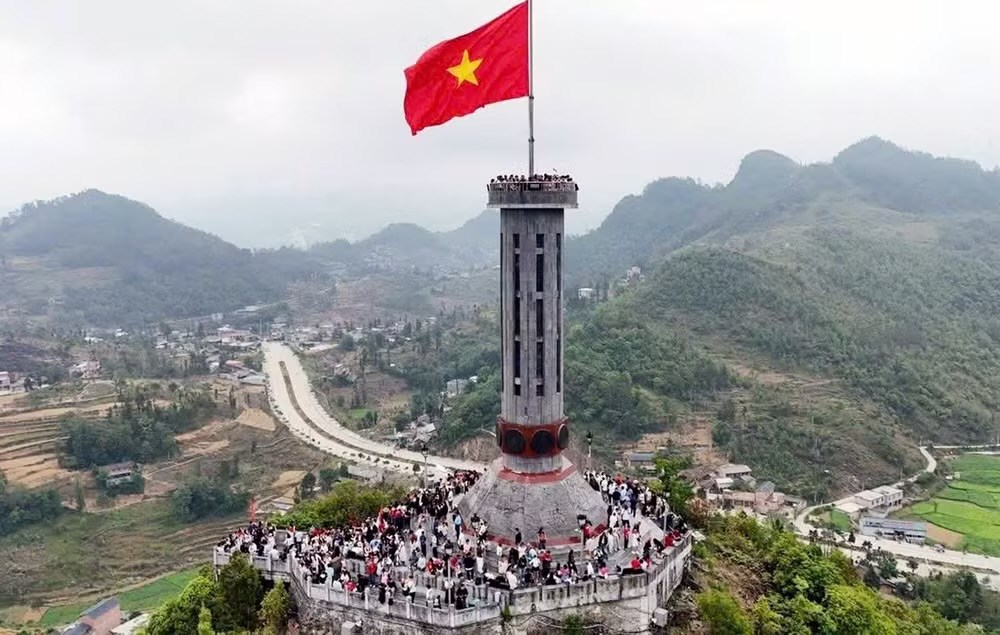 Điểm cực Bắc Lũng Cú đón gần 13 nghìn lượt khách dịp nghỉ lễ - ảnh 1