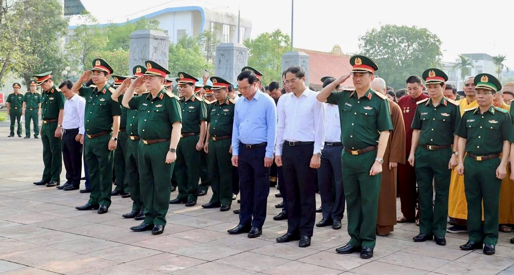 Chủ nhiệm Tổng cục Chính trị Nguyễn Trọng Nghĩa dâng hương tri ân liệt sĩ ở Thái Nguyên - ảnh 3