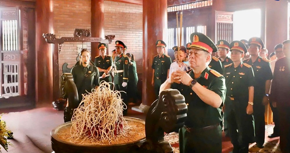 Chủ nhiệm Tổng cục Chính trị Nguyễn Trọng Nghĩa dâng hương tri ân liệt sĩ ở Thái Nguyên - ảnh 4
