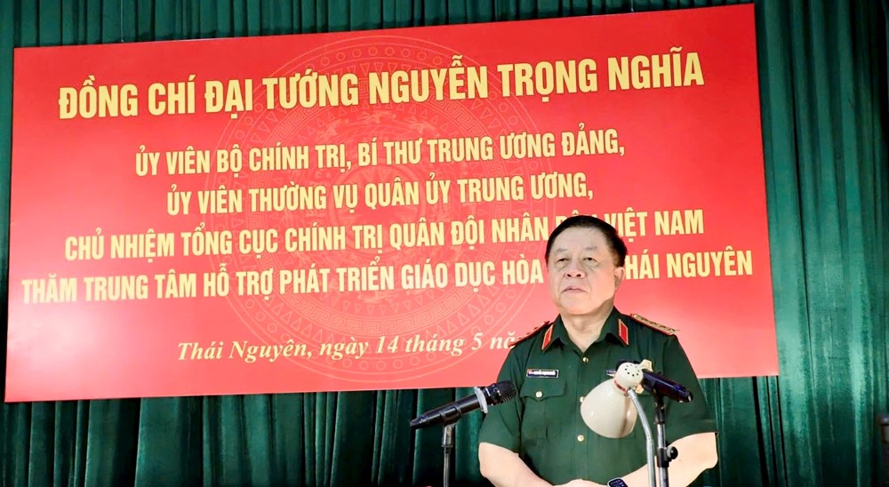 Chủ nhiệm Tổng cục Chính trị Nguyễn Trọng Nghĩa dâng hương tri ân liệt sĩ ở Thái Nguyên - ảnh 2