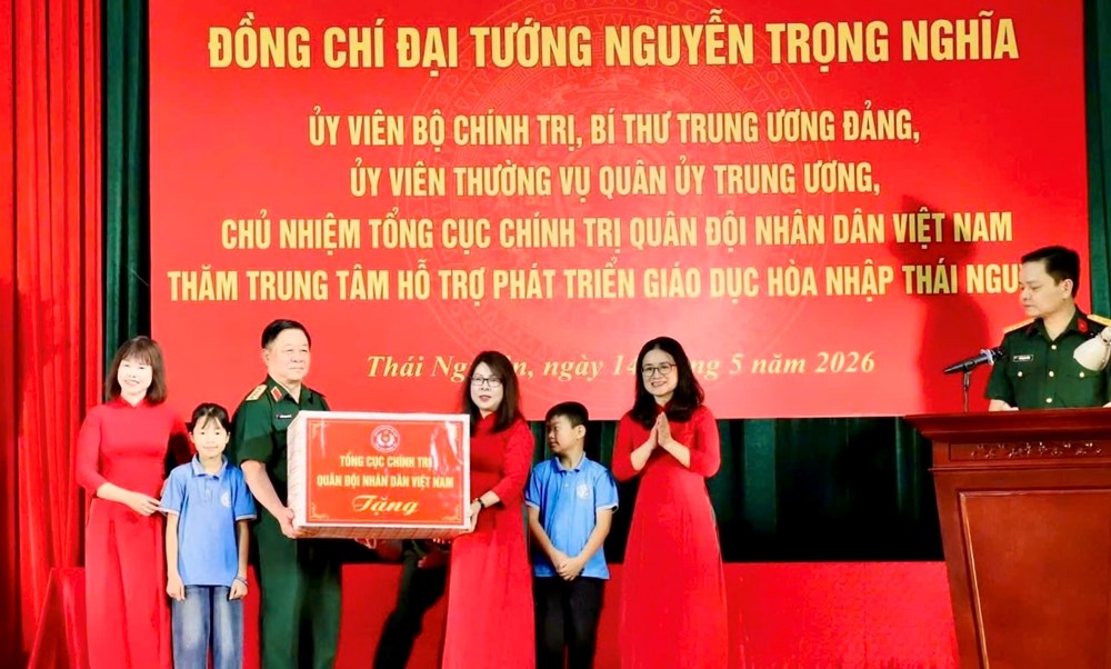Chủ nhiệm Tổng cục Chính trị Nguyễn Trọng Nghĩa dâng hương tri ân liệt sĩ ở Thái Nguyên - ảnh 1