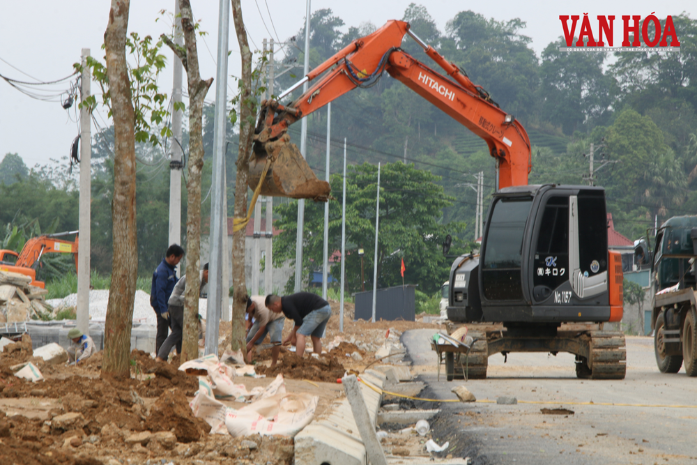 Đội nắng thi công đường trăm tỉ kết nối di tích Tân Trào - ảnh 2
