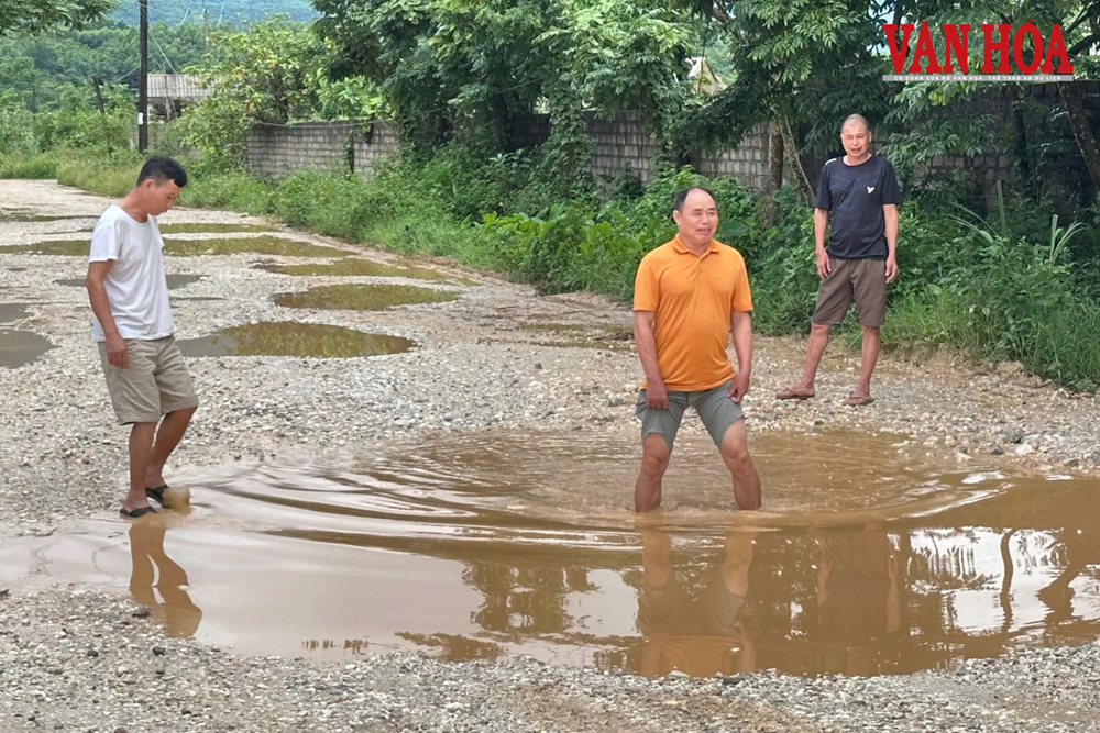 Người dân vùng cao Tuyên Quang chật vật vì đường xuống cấp - ảnh 2