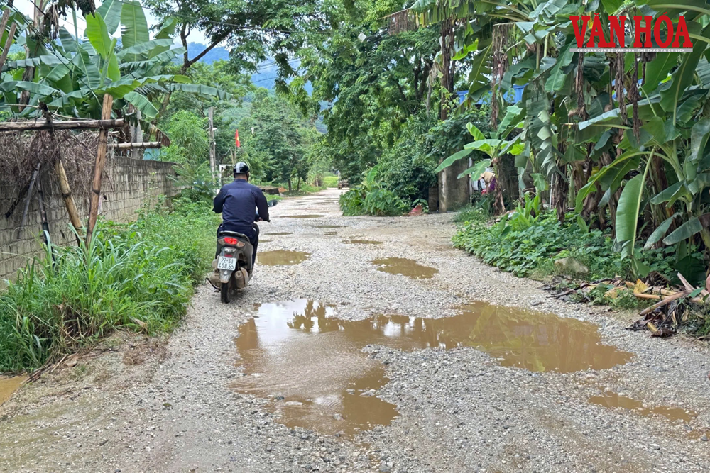 Người dân vùng cao Tuyên Quang chật vật vì đường xuống cấp - ảnh 1