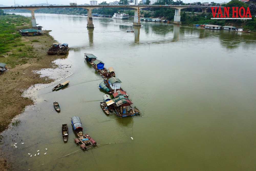 Những căn nhà không số ở xóm chài ven sông Lô - ảnh 1
