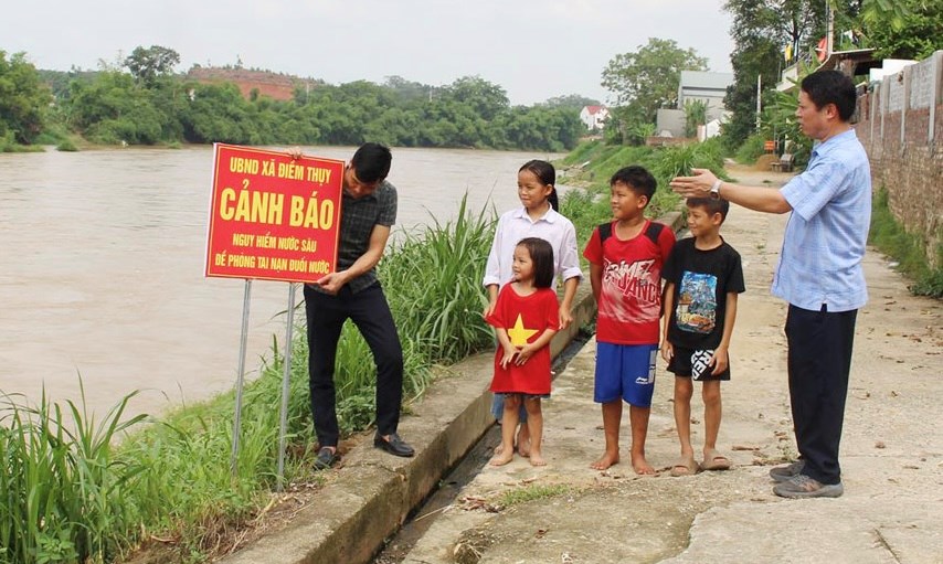 Thái Nguyên gắn biển cảnh báo nguy hiểm đề phòng đuối nước - ảnh 1