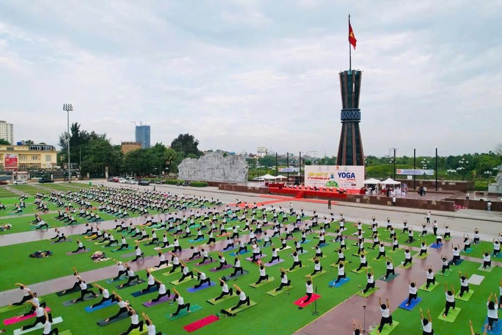Ấn tượng màn đồng diễn yoga quy mô lớn tại Thái Nguyên - ảnh 1