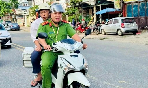 Công an chạy đua thời gian hỗ trợ nam sinh lấy căn cước cách điểm thi 12km - ảnh 1