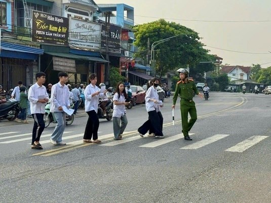 Công an chạy đua thời gian hỗ trợ nam sinh lấy căn cước cách điểm thi 12km - ảnh 2