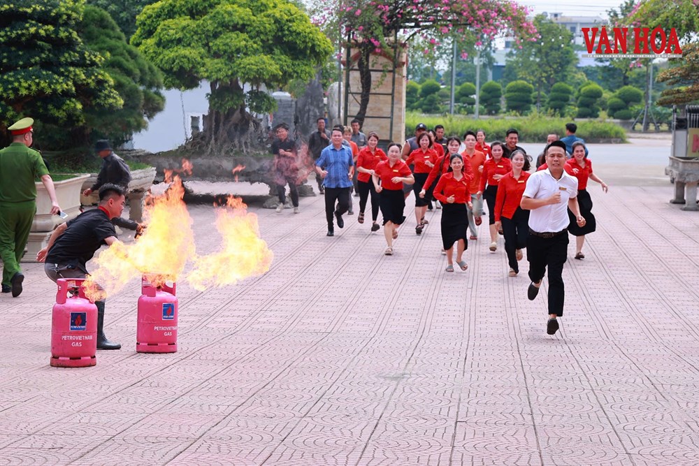 Thái Nguyên diễn tập xử lý tình huống cháy tại trung tâm thương mại - ảnh 2