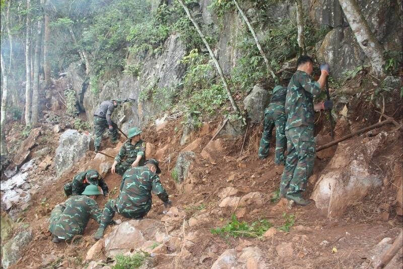 Băng rừng vượt núi đá tìm hài cốt liệt sĩ nơi địa đầu Tổ quốc - ảnh 1
